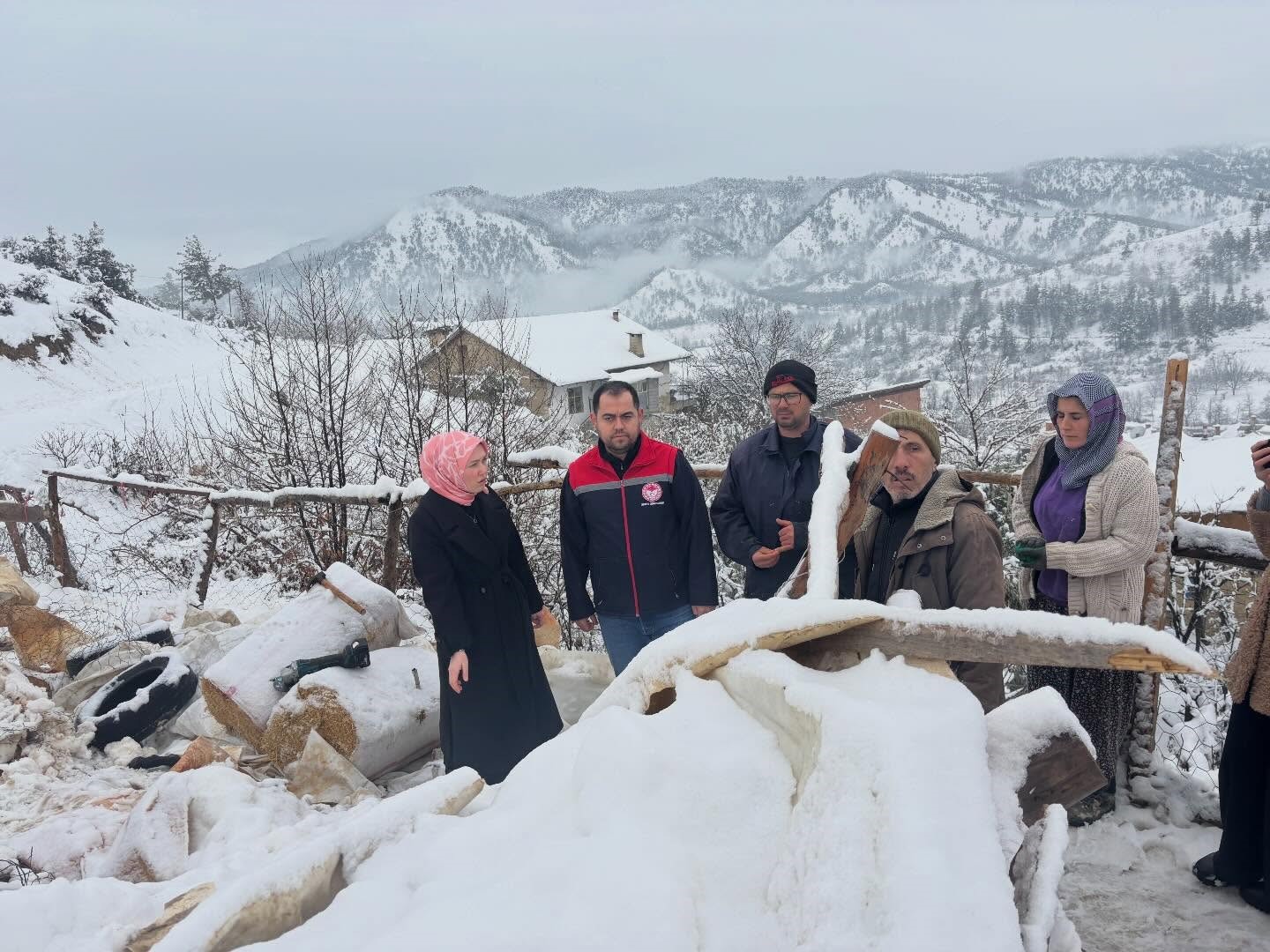 Karaman’da karın ağırlığına dayanamayan ahırın çatısı çöktü
