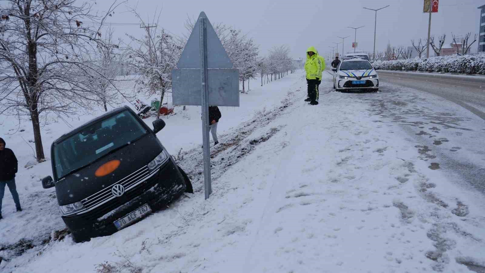 Karaman’da karlı yolda kontrolden çıkan minibüs şarampole indi

