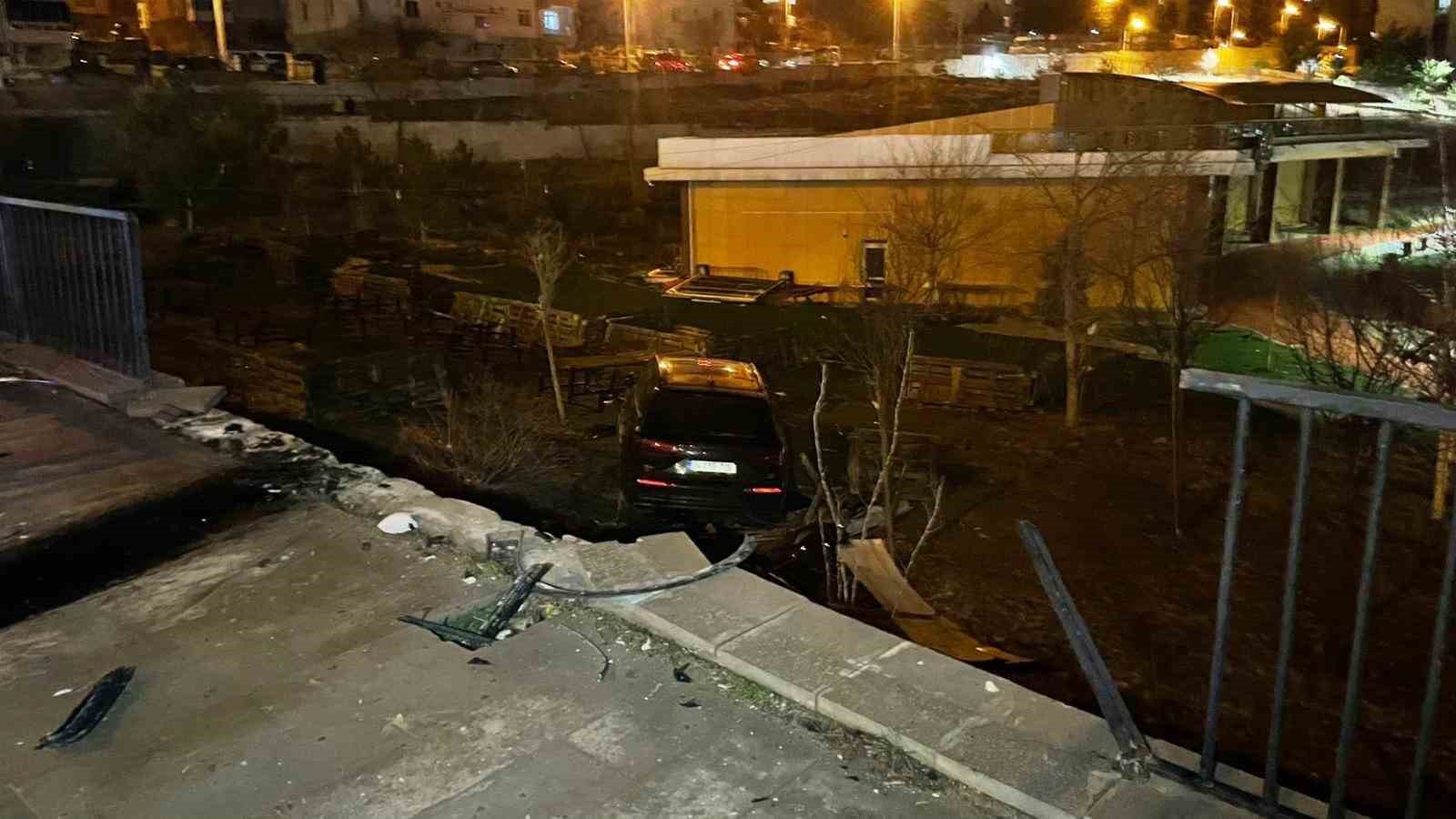 Karaman’da kontrolden çıkan cip kafenin bahçesine uçtu
