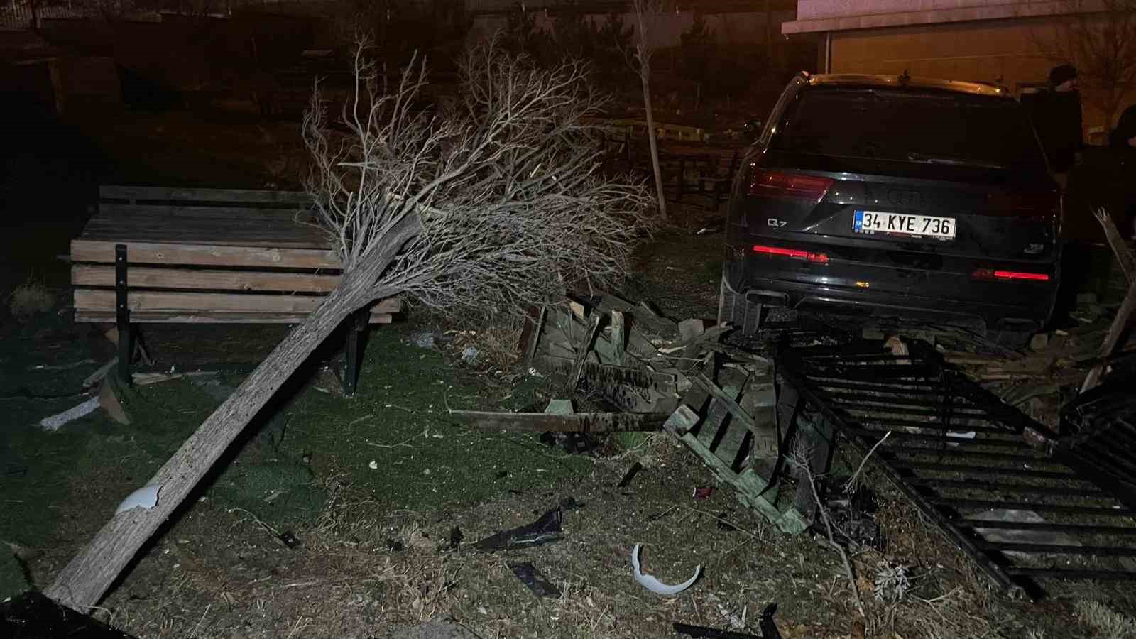 Karaman’da kontrolden çıkan cip kafenin bahçesine uçtu
