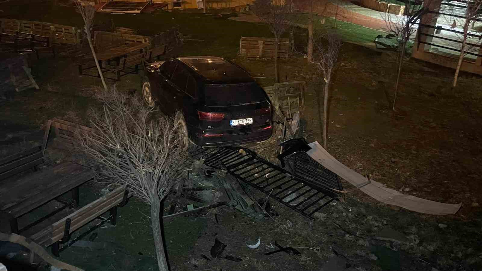 Karaman’da kontrolden çıkan cip kafenin bahçesine uçtu

