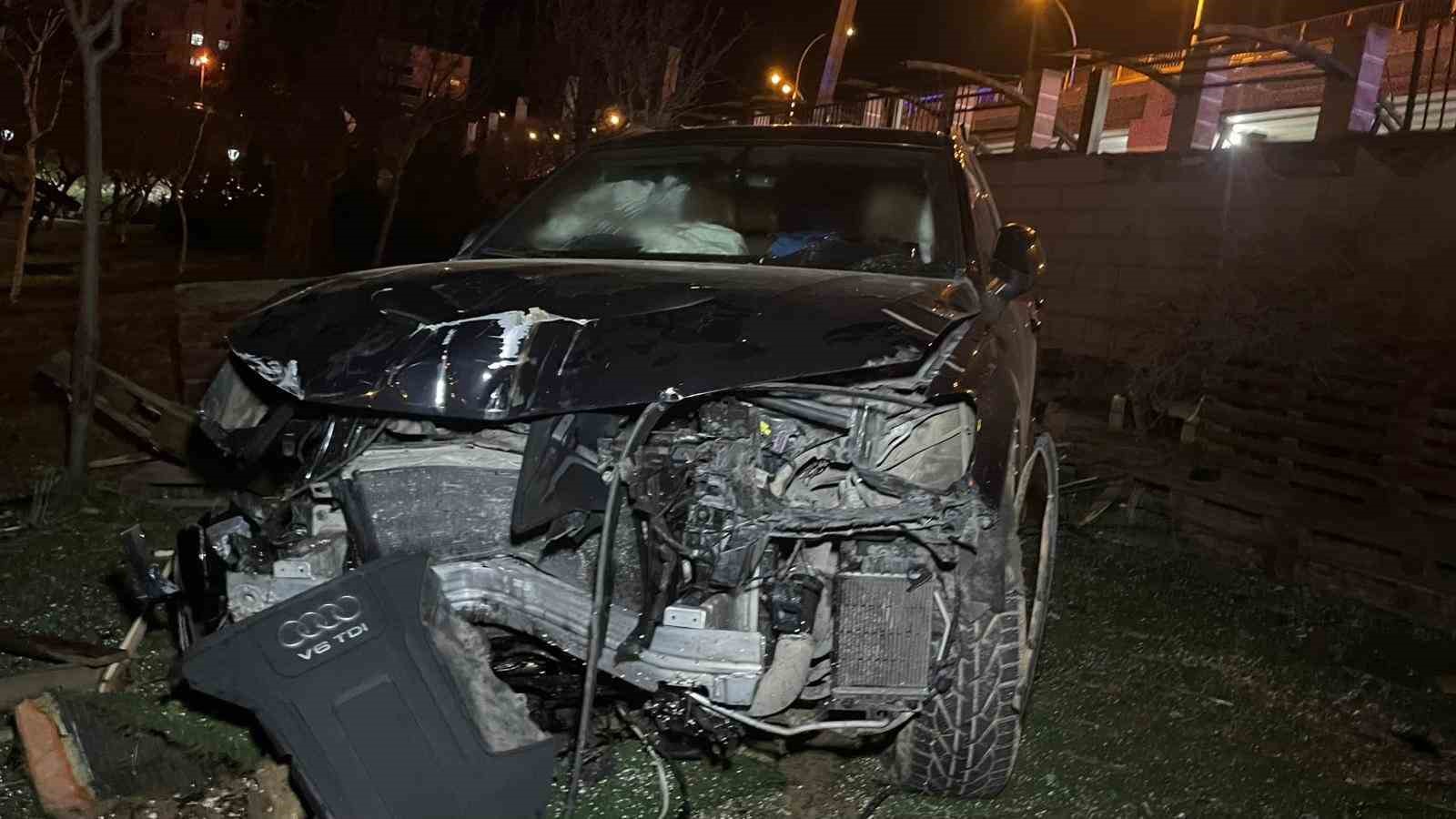 Karaman’da kontrolden çıkan cip kafenin bahçesine uçtu
