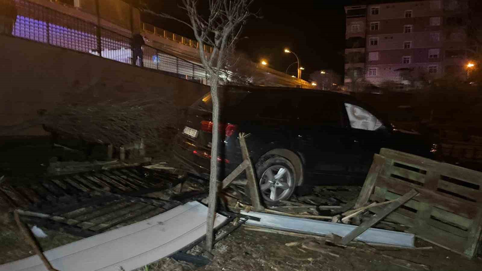 Karaman’da kontrolden çıkan cip kafenin bahçesine uçtu
