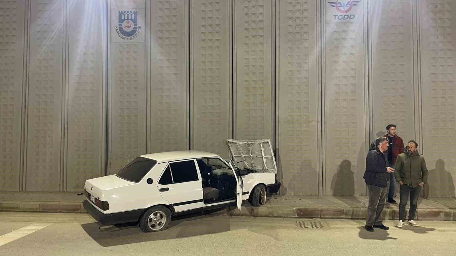 Karaman’da kontrolden çıkan otomobil alt geçidin duvarına çarptı
