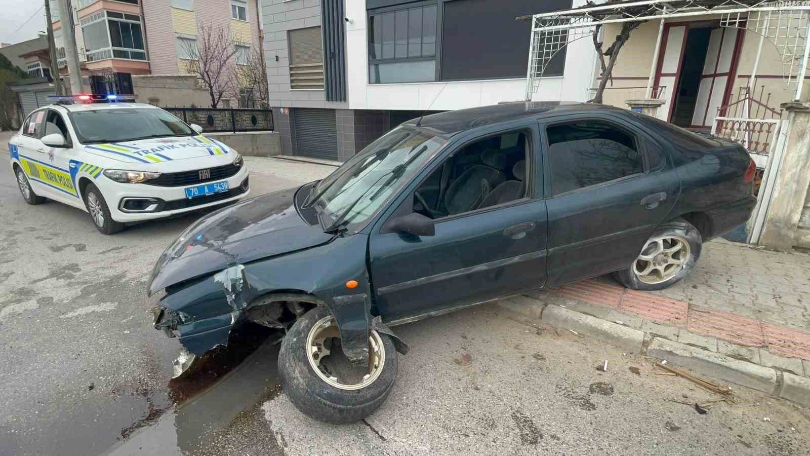 Karaman’da kontrolden çıkan otomobil kaldırıma çıktı
