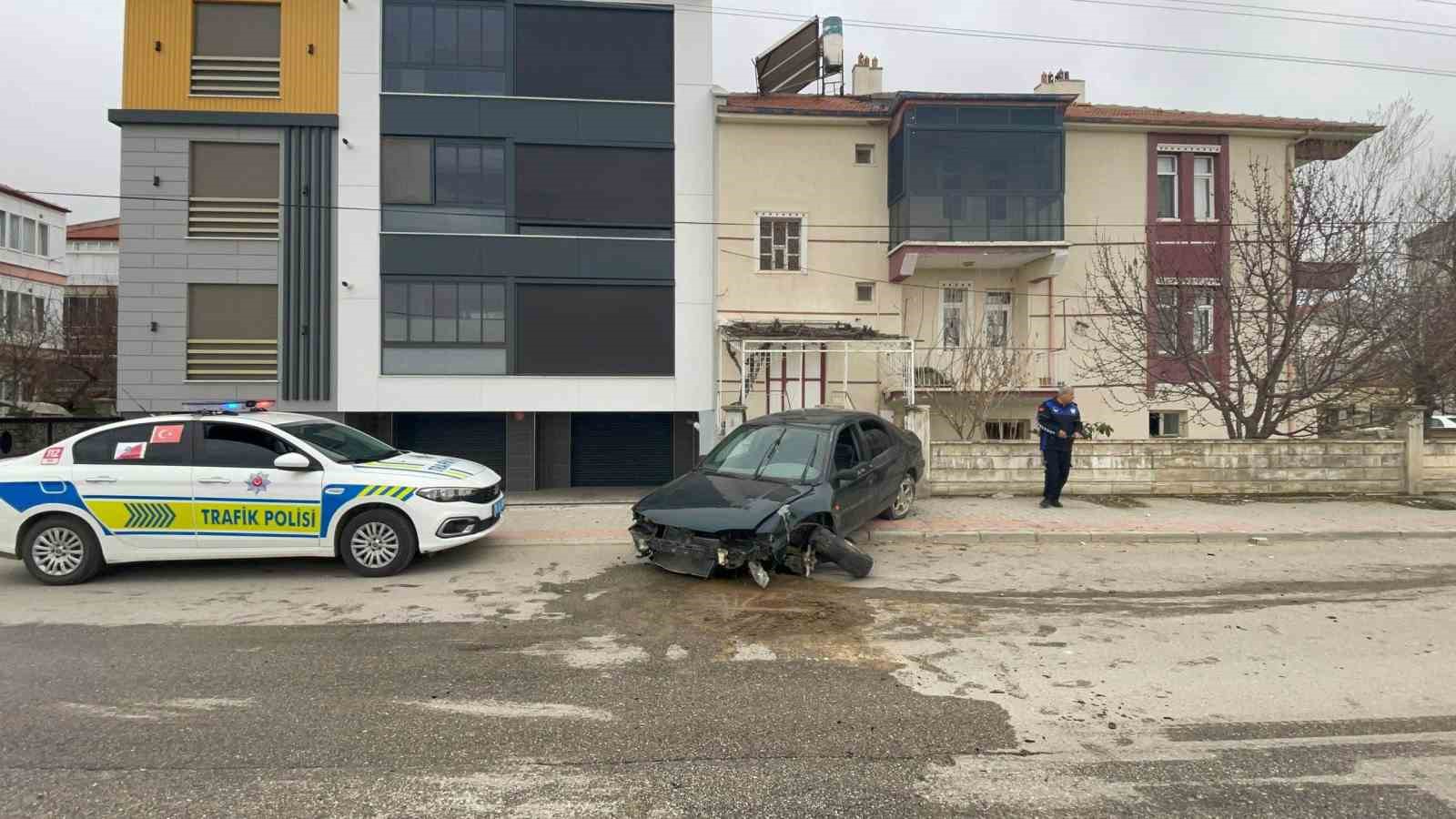 Karaman’da kontrolden çıkan otomobil kaldırıma çıktı
