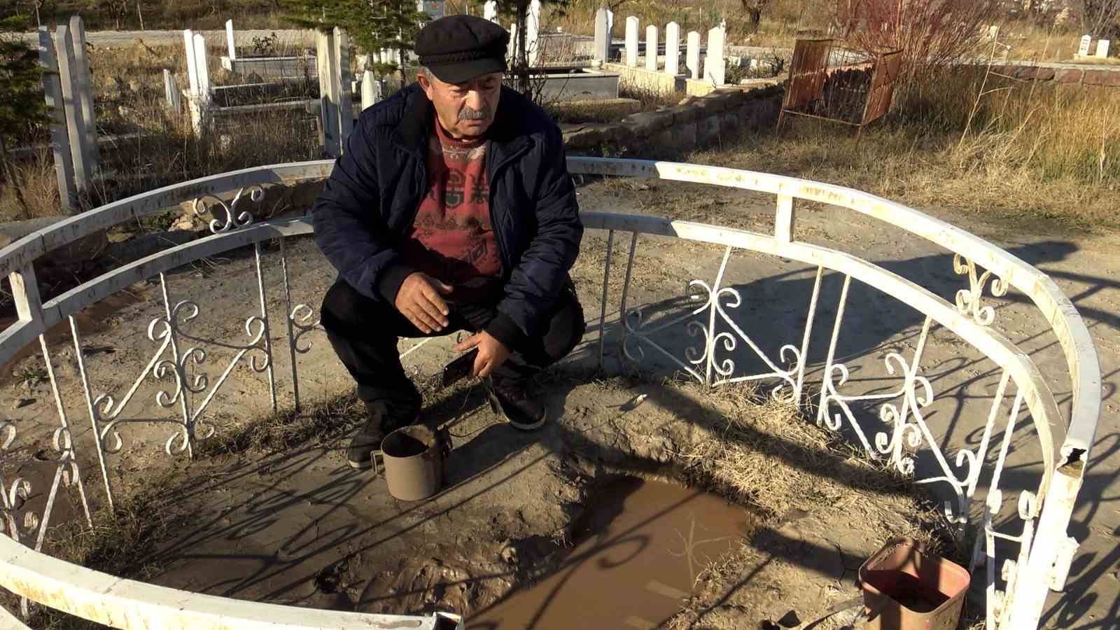 Karaman’da mezarlıkta çıkan yağlı çamurun şifa dağıttığına inanılıyor
