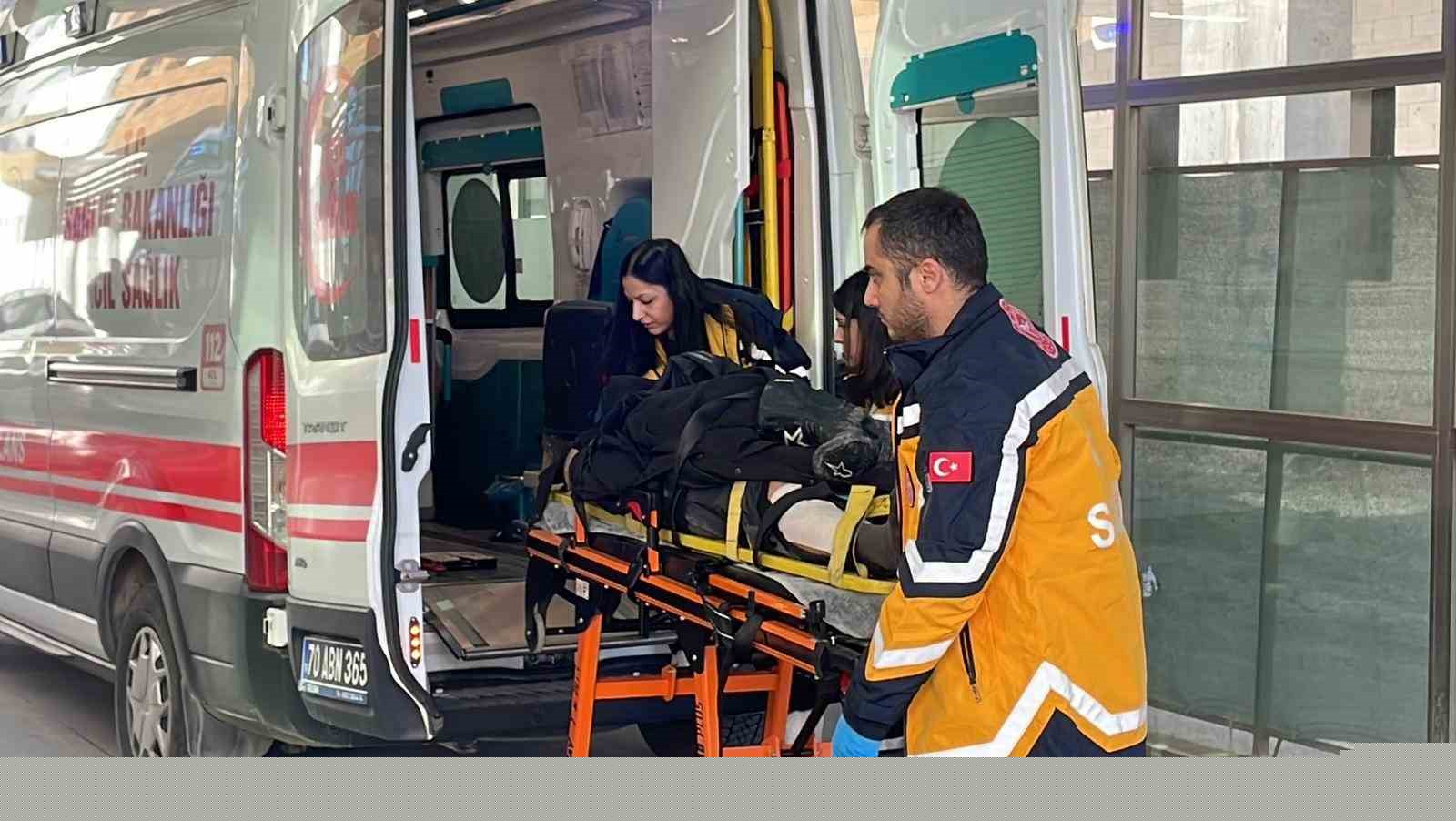 Karaman’da motosiklet şarampole devrildi: 2 yaralı
