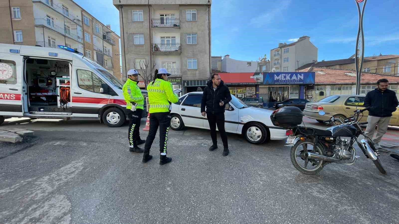 Karaman’da motosikletlinin yaralandığı kaza kameraya yansıdı
