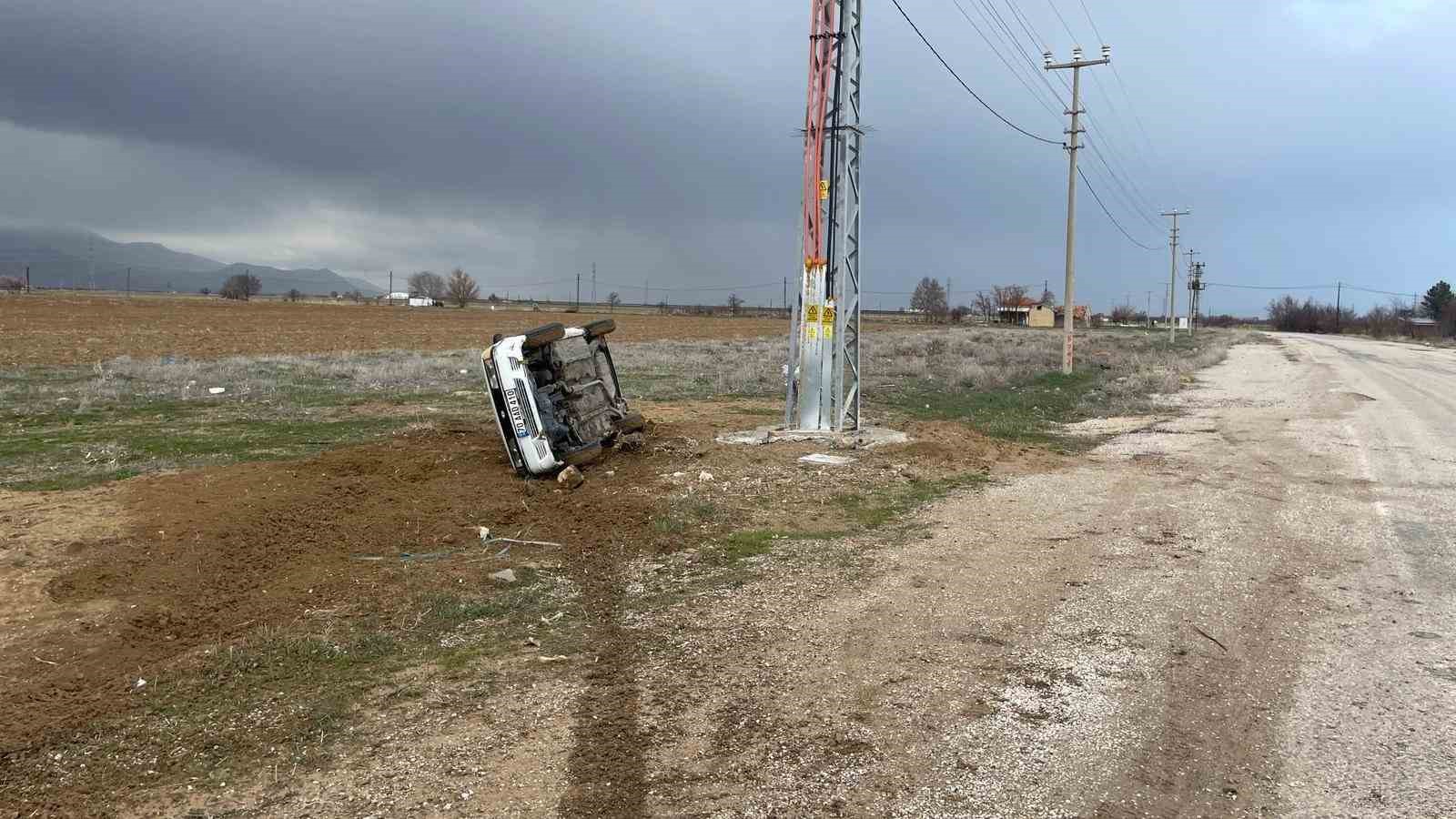 Karaman’da otomobil devrildi: Araçtaki 5 kişi kazayı burnu bile kanamadan atlattı
