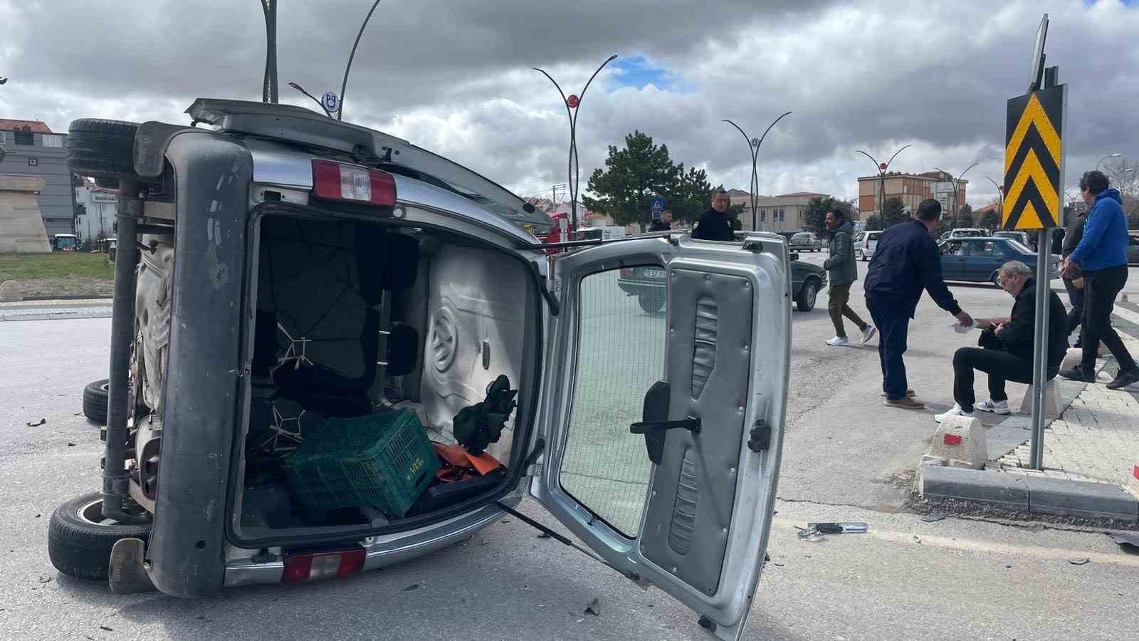 Karaman’da otomobille çarpışan hafif ticari aracın devrilmesi kameraya yansıdı: 2 yaralı
