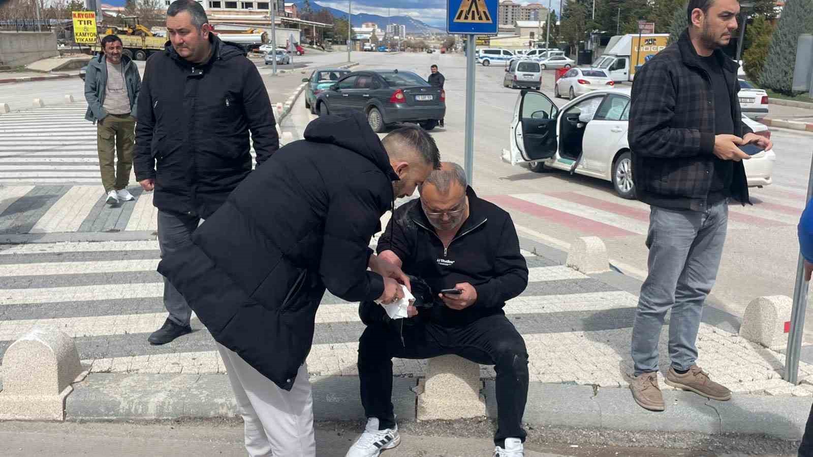 Karaman’da otomobille çarpışan hafif ticari aracın devrilmesi kameraya yansıdı: 2 yaralı
