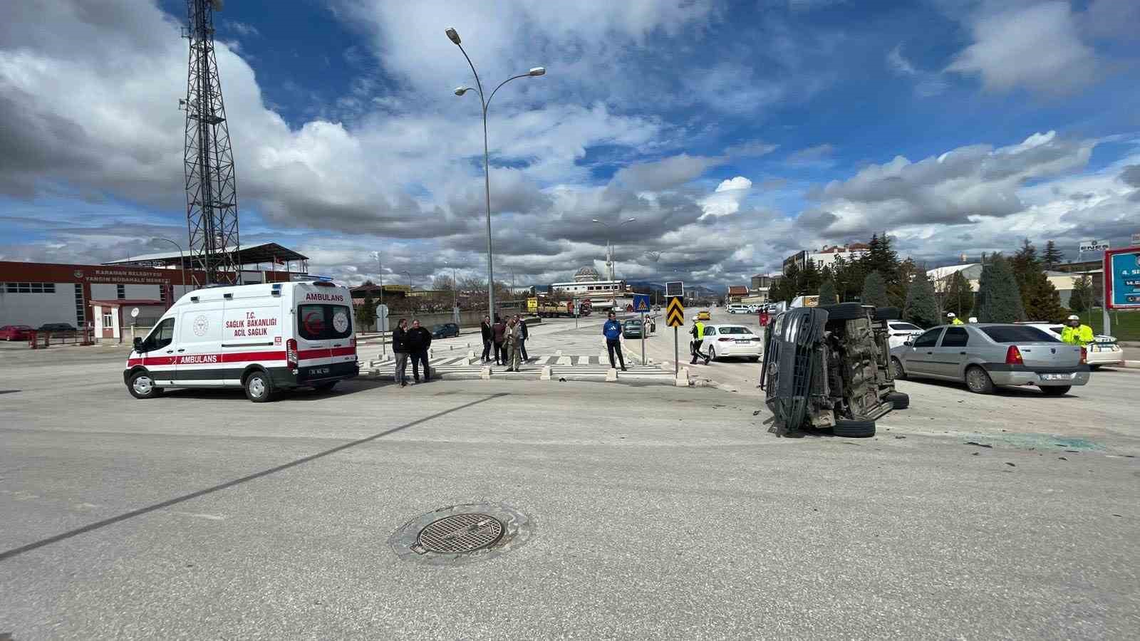 Karaman’da otomobille çarpışan hafif ticari aracın devrilmesi kameraya yansıdı: 2 yaralı
