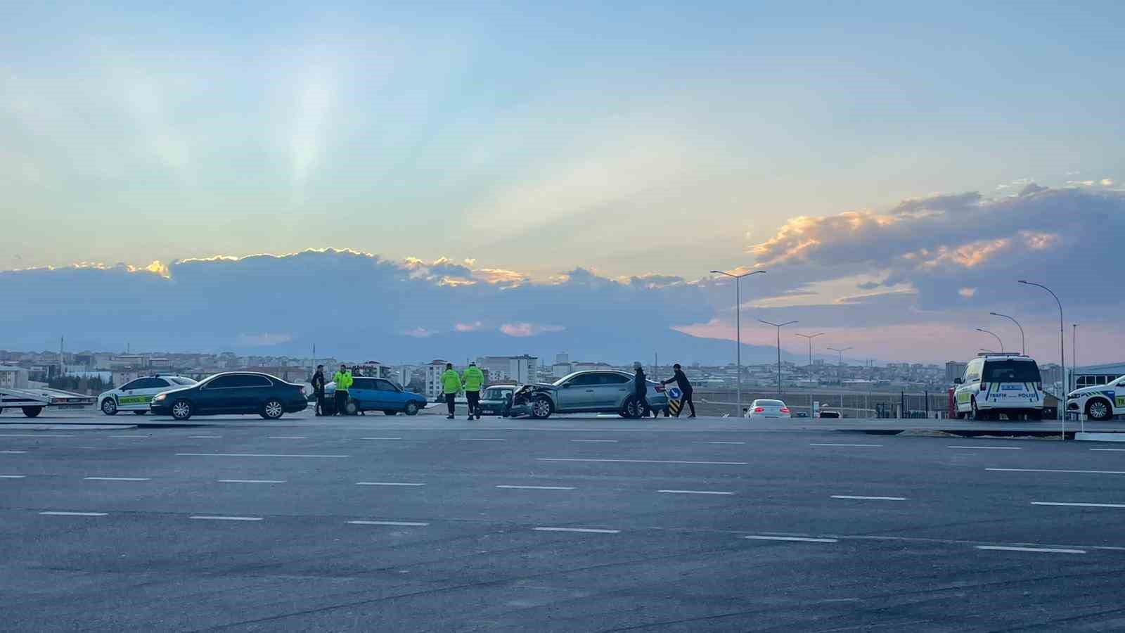 Karaman’da otomobiller çarpıştı: 2 yaralı
