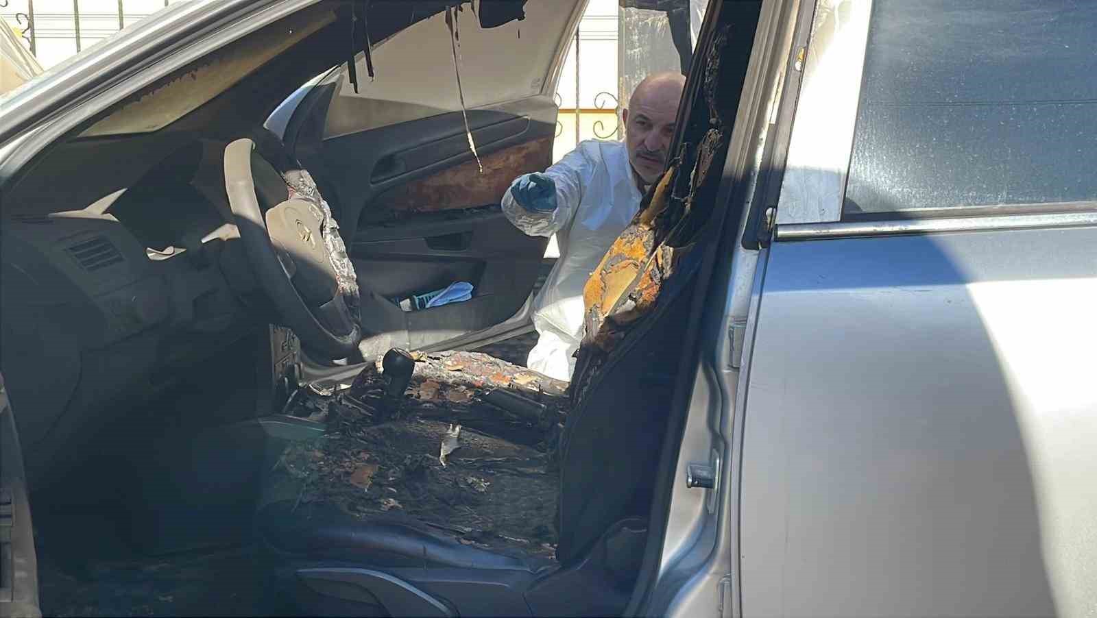 Karaman’da park halindeki otomobilin direksiyon ve koltukları yandı
