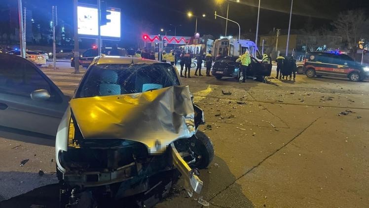 Karaman’da polisten kaçan şüpheliler kaza yaptı: 3 yaralı
