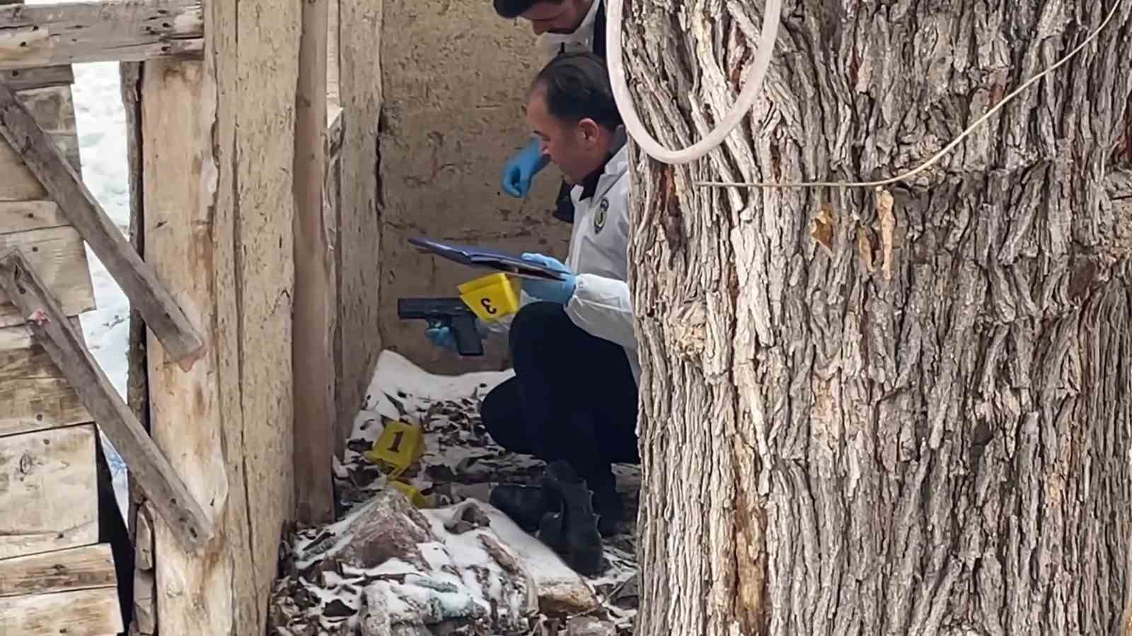 Karaman’da polisten kaçarken metruk eve tabanca atan 2 şüpheli yakalandı
