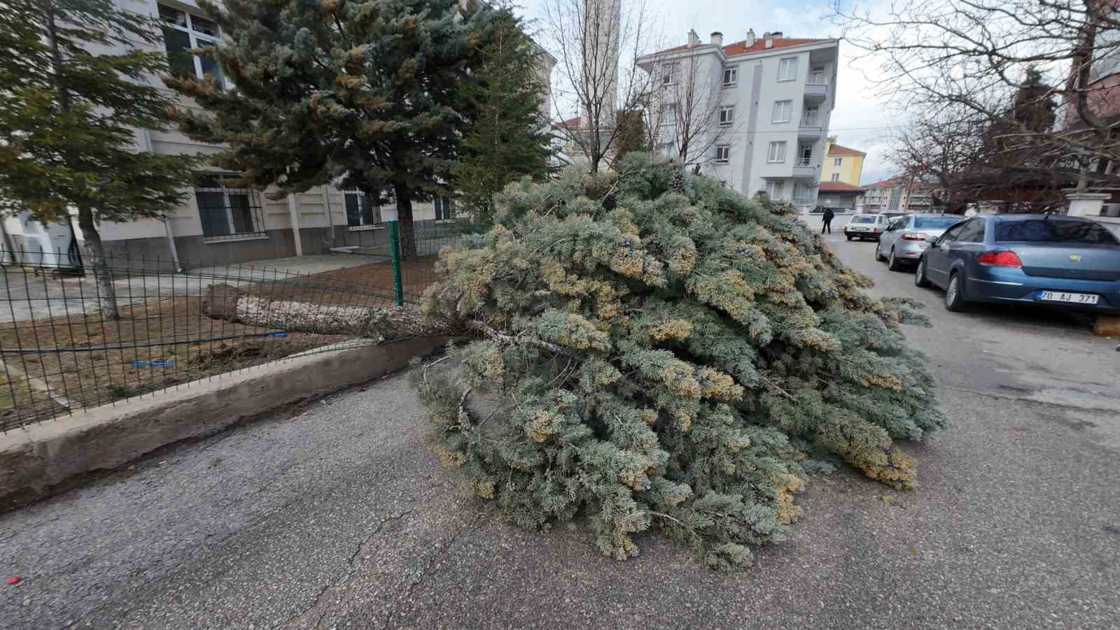 Karaman’da şiddetli fırtına kamyoneti devirdi, çatılar uçtu
