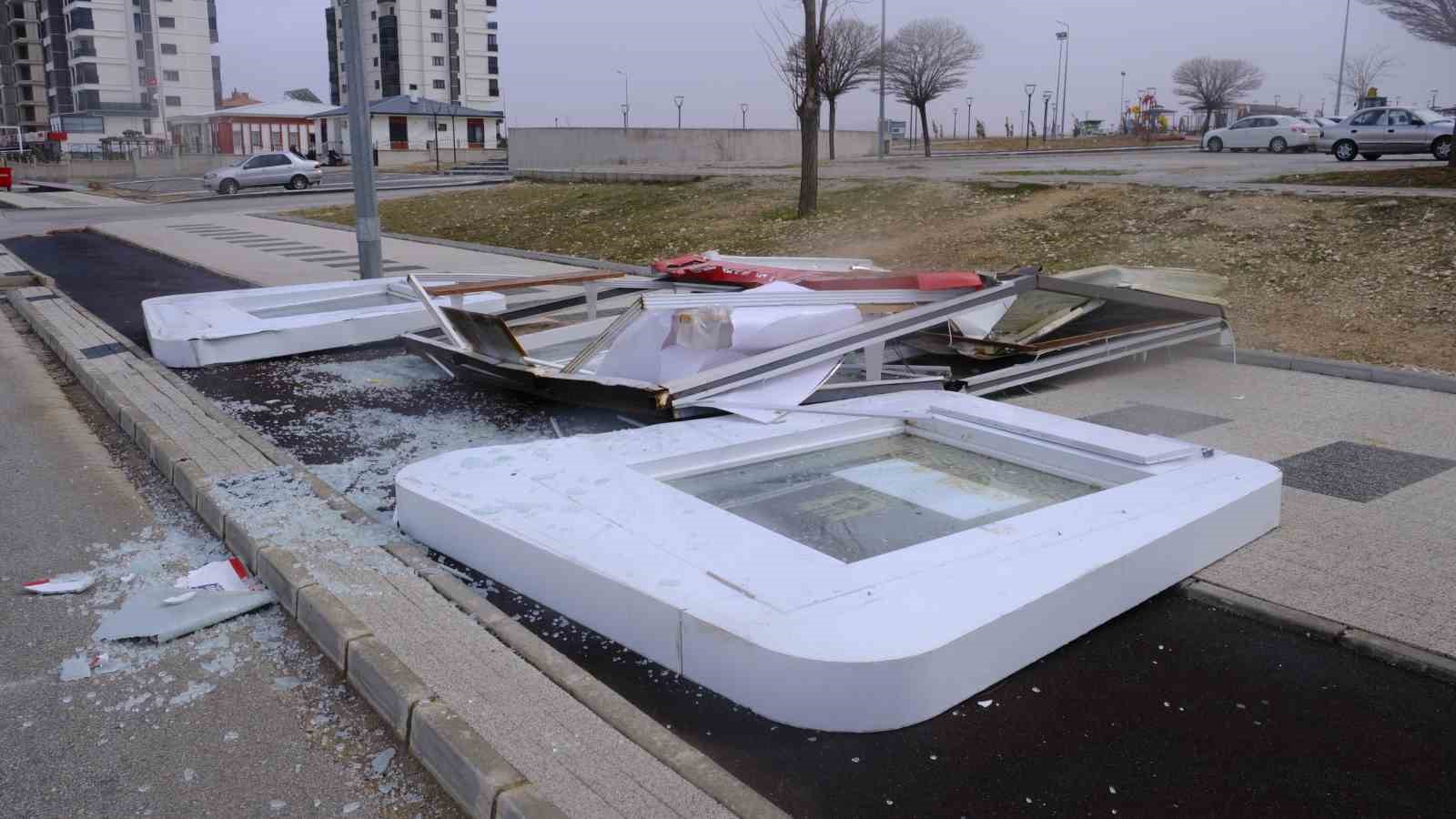 Karaman’da şiddetli fırtına kamyoneti devirdi, çatılar uçtu
