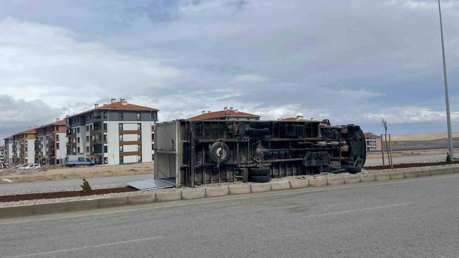 Karaman’da şiddetli fırtına kamyoneti devirdi, çatılar uçtu
