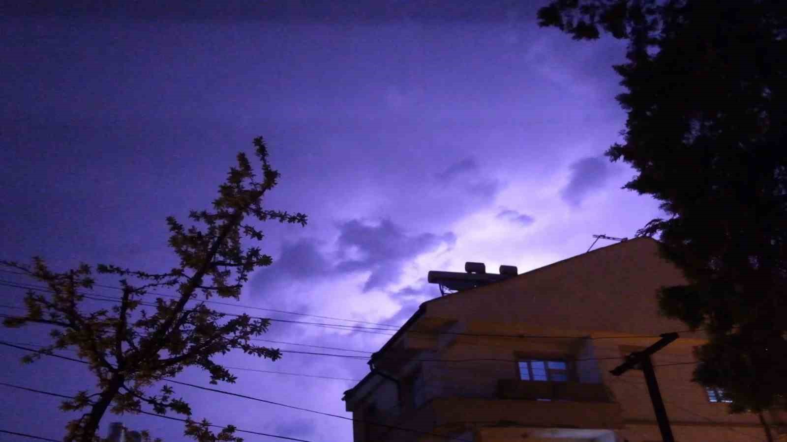 Karaman’da şimşekler geceyi aydınlattı
