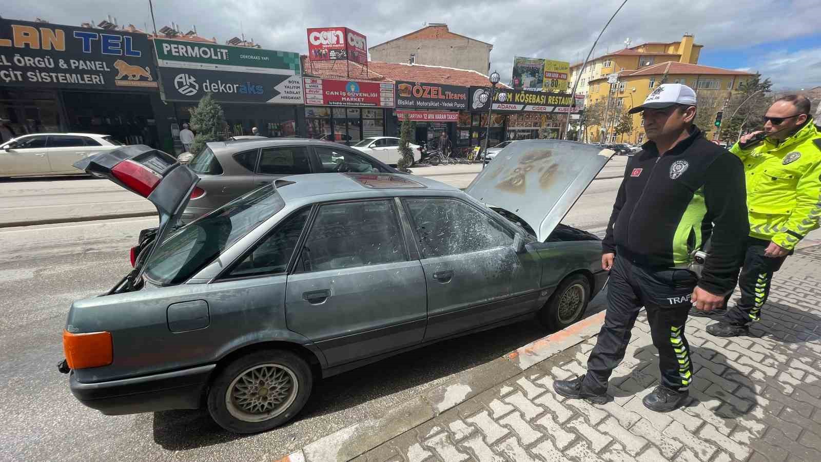 Karaman’da yanan otomobile esnaftan hortumlu müdahale
