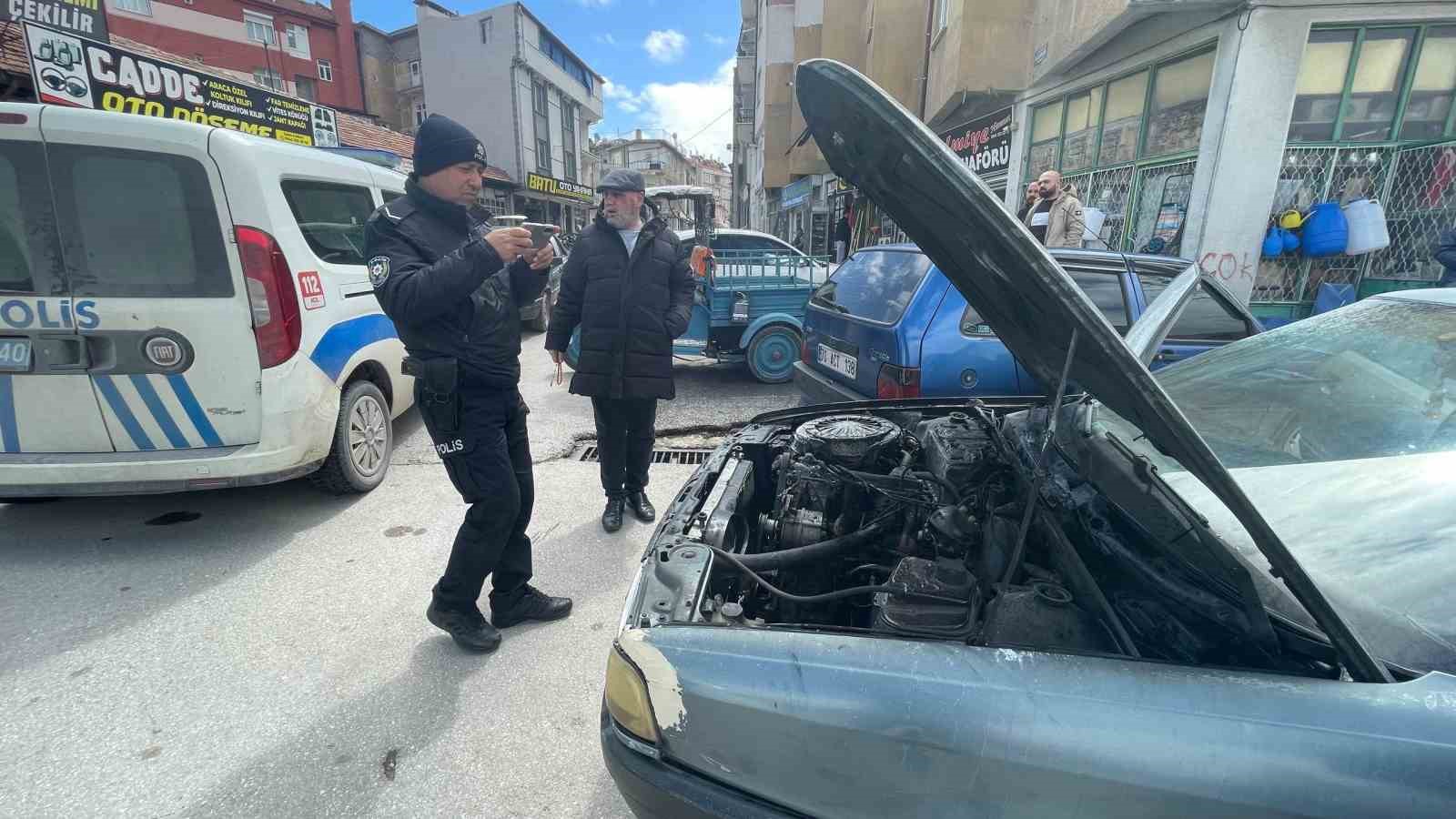 Karaman’da yanan otomobile esnaftan hortumlu müdahale
