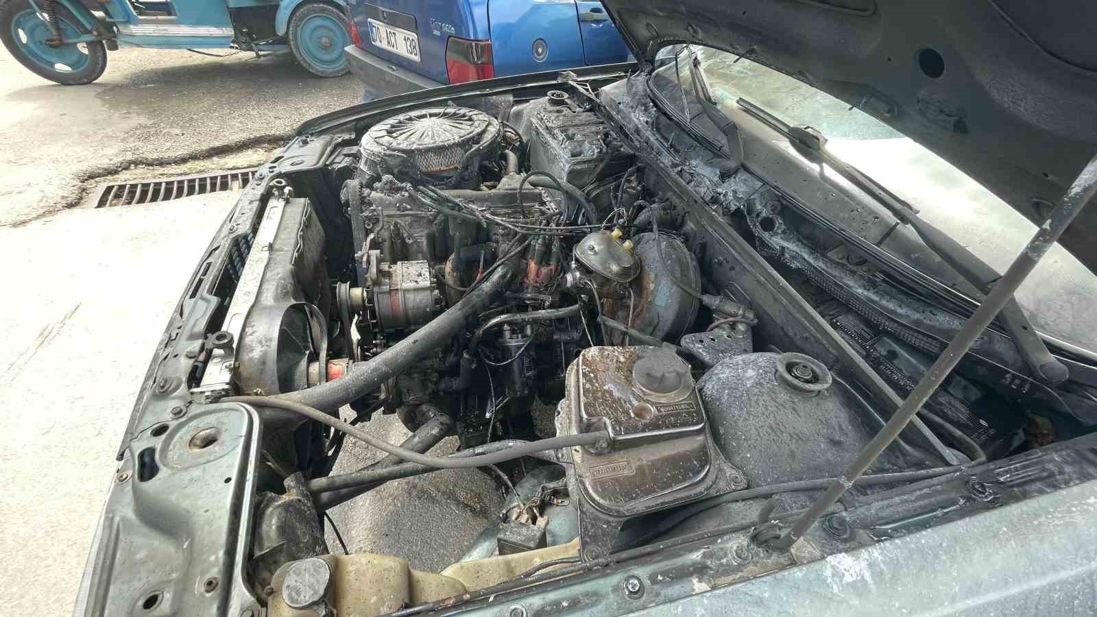 Karaman’da yanan otomobile esnaftan hortumlu müdahale
