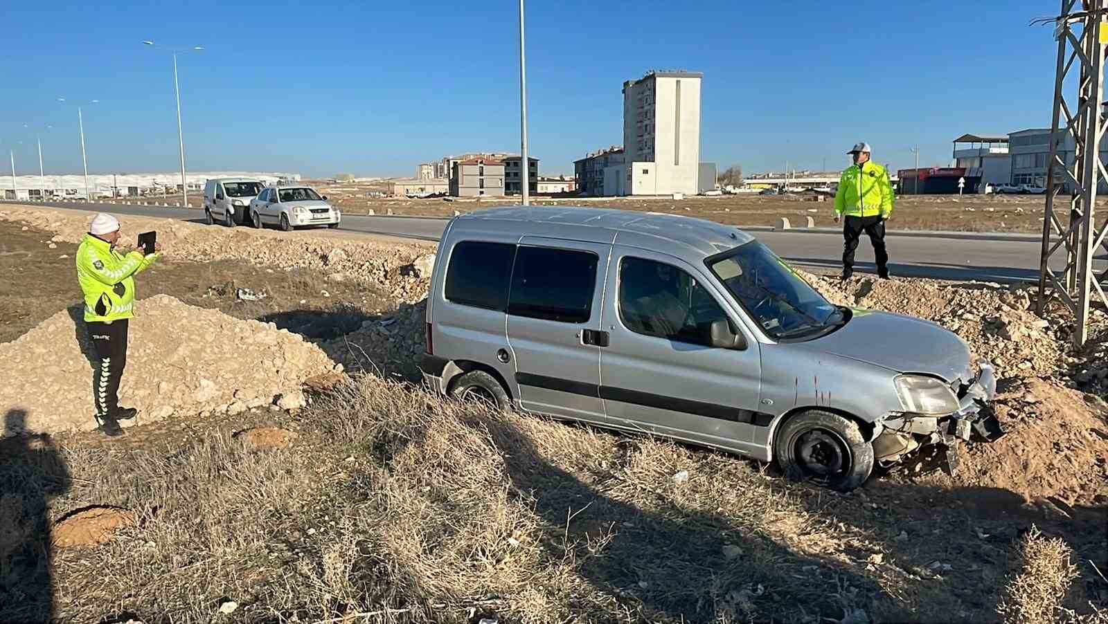 Karaman’da yoldan çıkan hafif ticari aracın sürücüsü yaralandı
