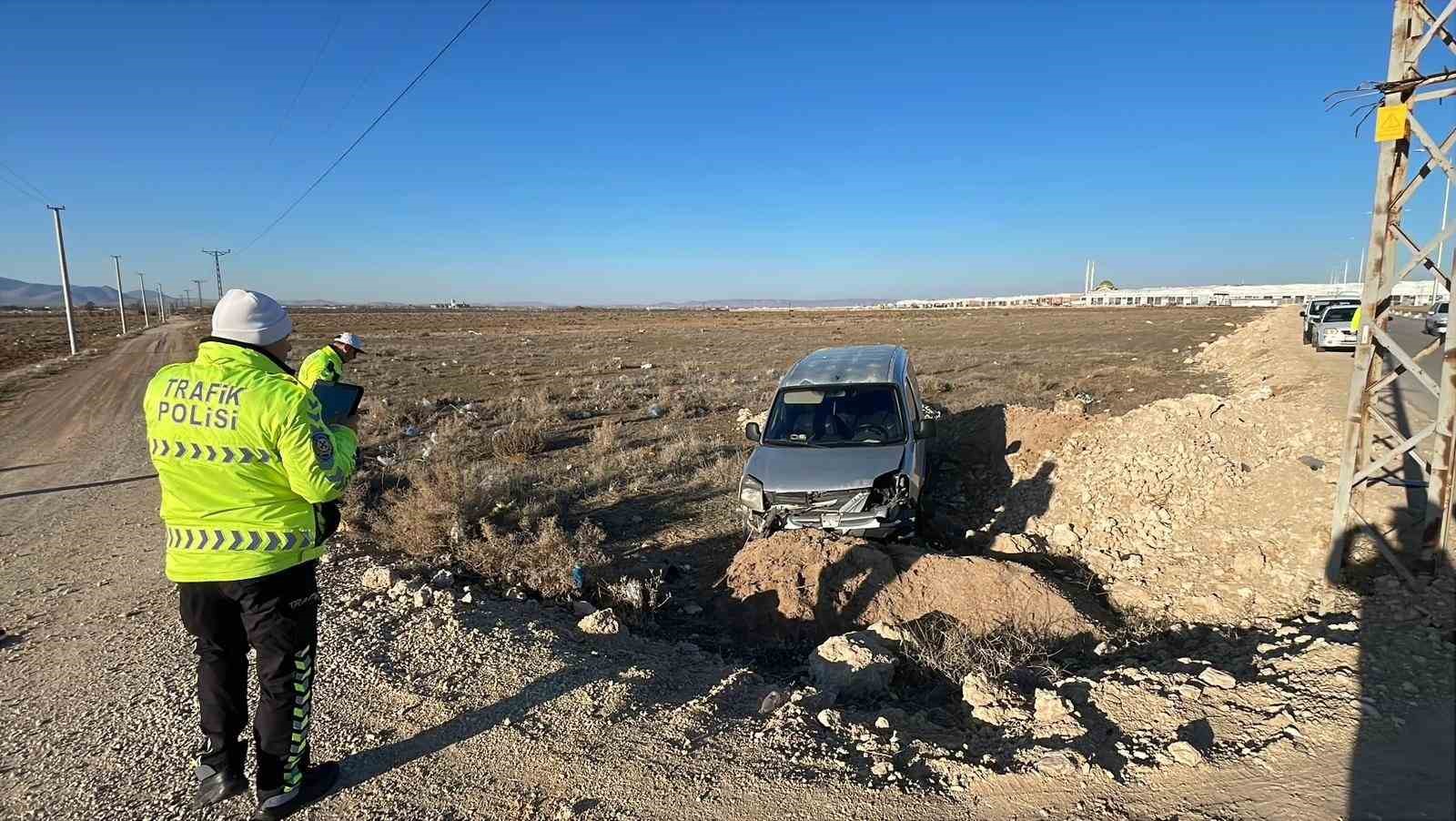 Karaman’da yoldan çıkan hafif ticari aracın sürücüsü yaralandı

