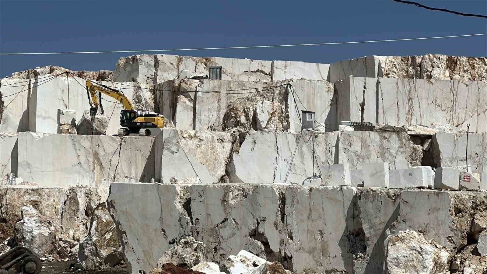 Karamanlı’da vatandaşlar mermer ocağına karşı ayaklandı

