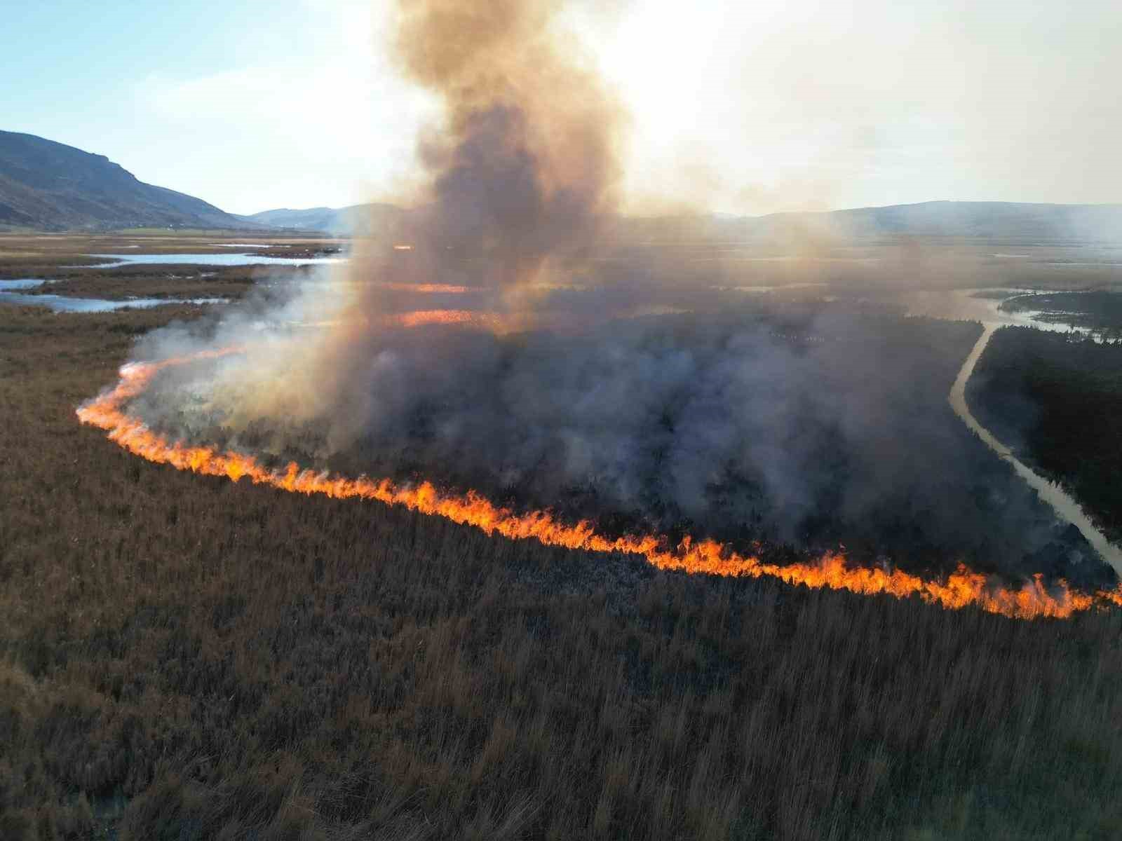Karamık Gölü’ndeki sazlık alanlarda yangın
