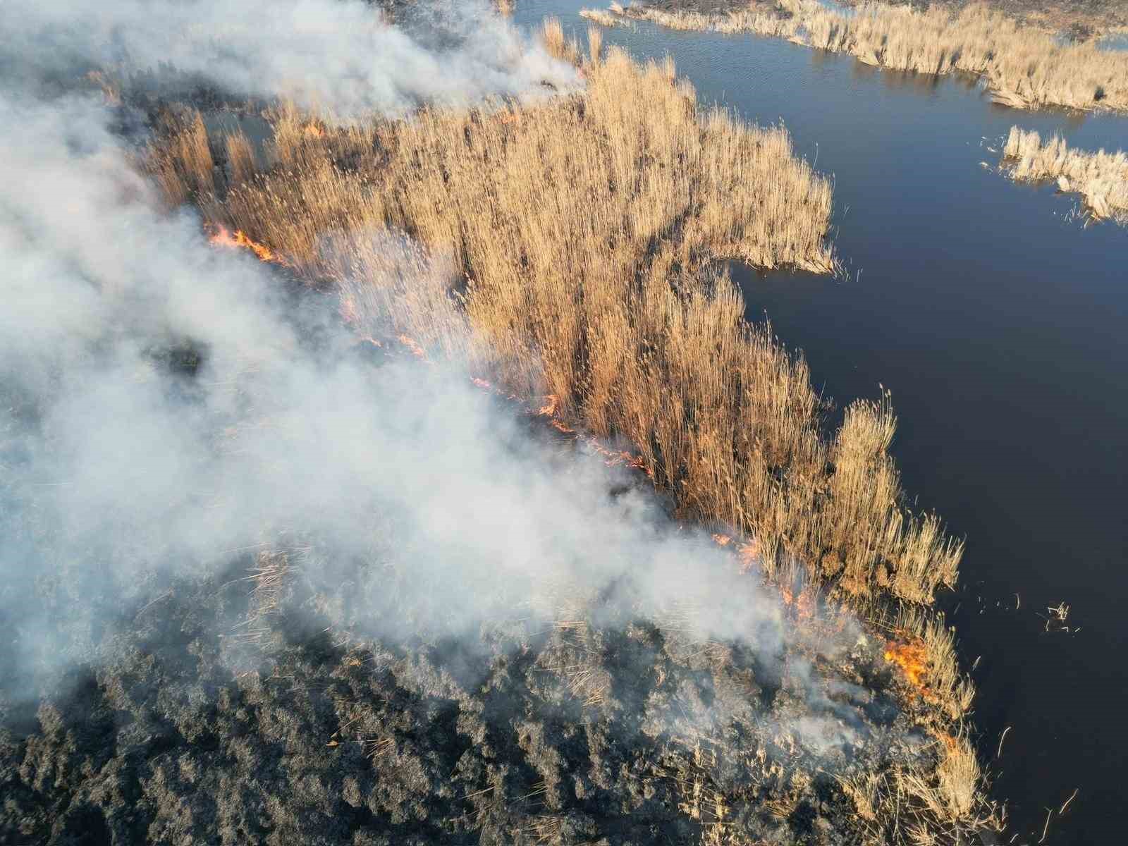 Karamık Gölü’ndeki sazlık alanlarda yangın

