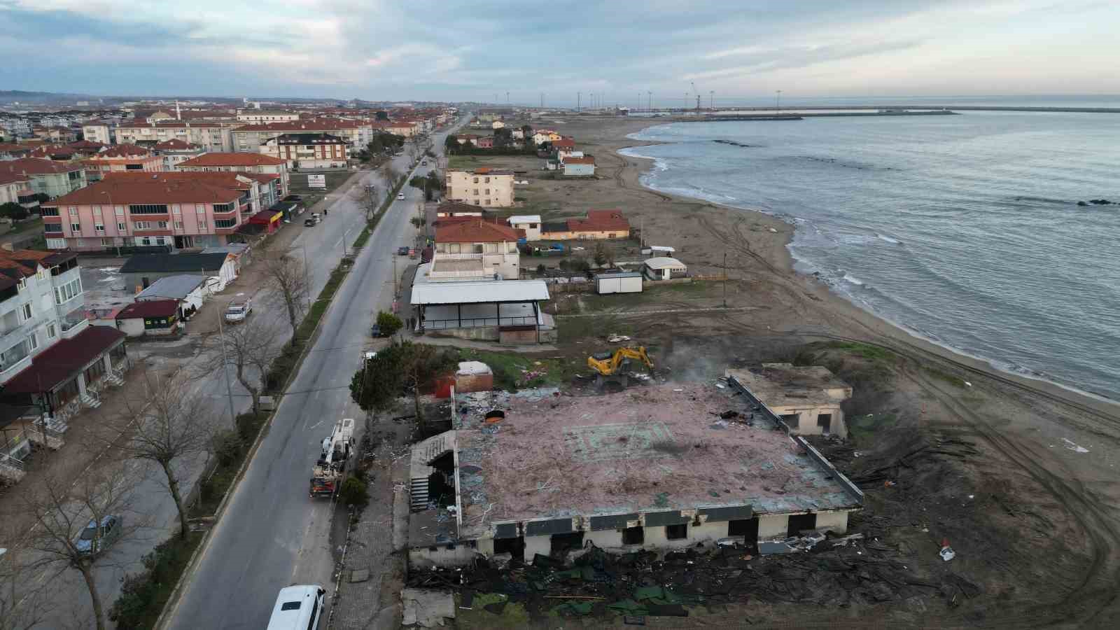 Karasu’da "riskli alan" ilan edilen bölgedeki binalar için kepçeler sahile indi
