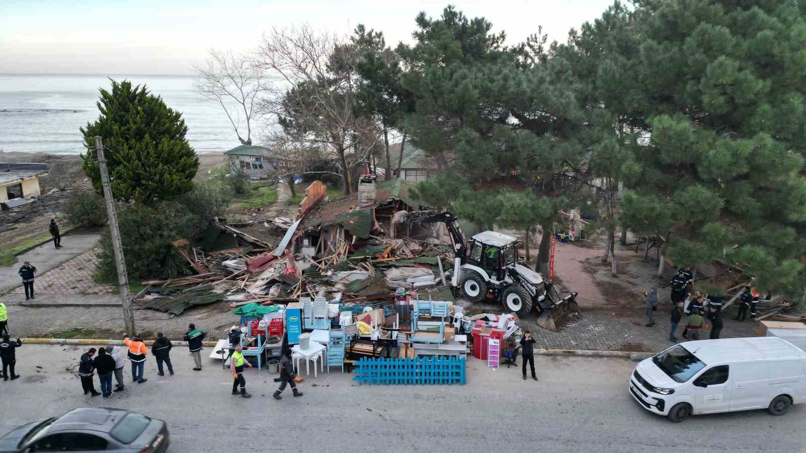 Karasu’da "riskli alan" ilan edilen bölgedeki binalar için kepçeler sahile indi
