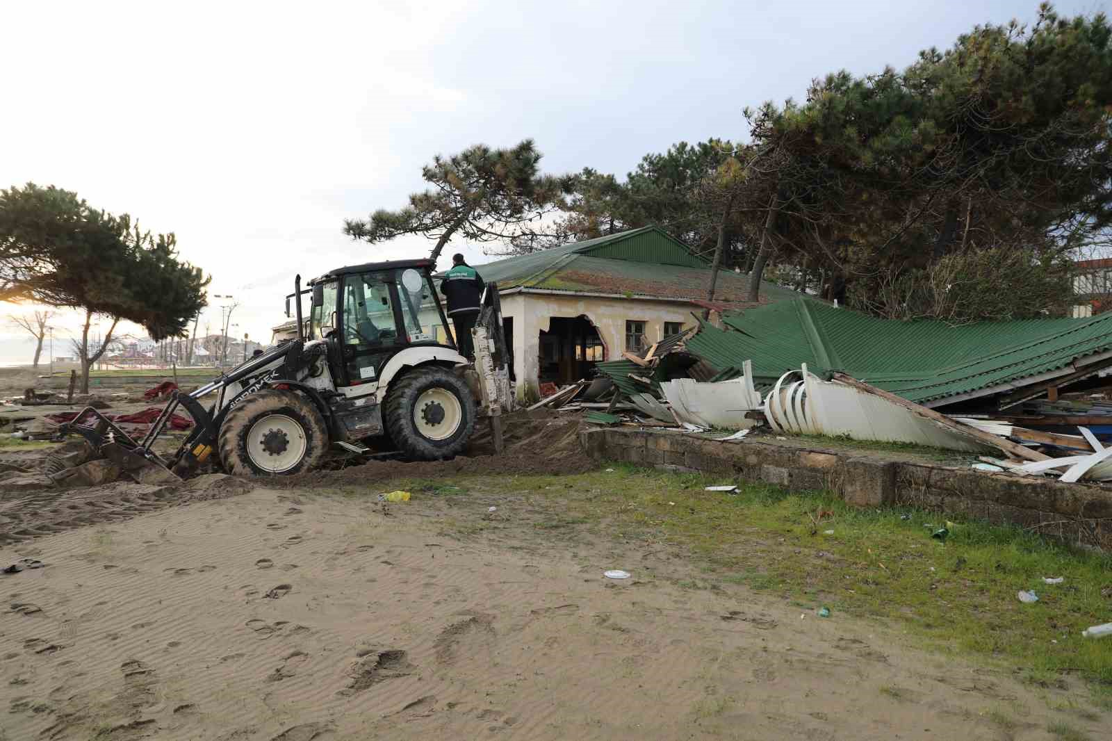 Karasu’da "riskli alan" ilan edilen bölgedeki binalar için kepçeler sahile indi
