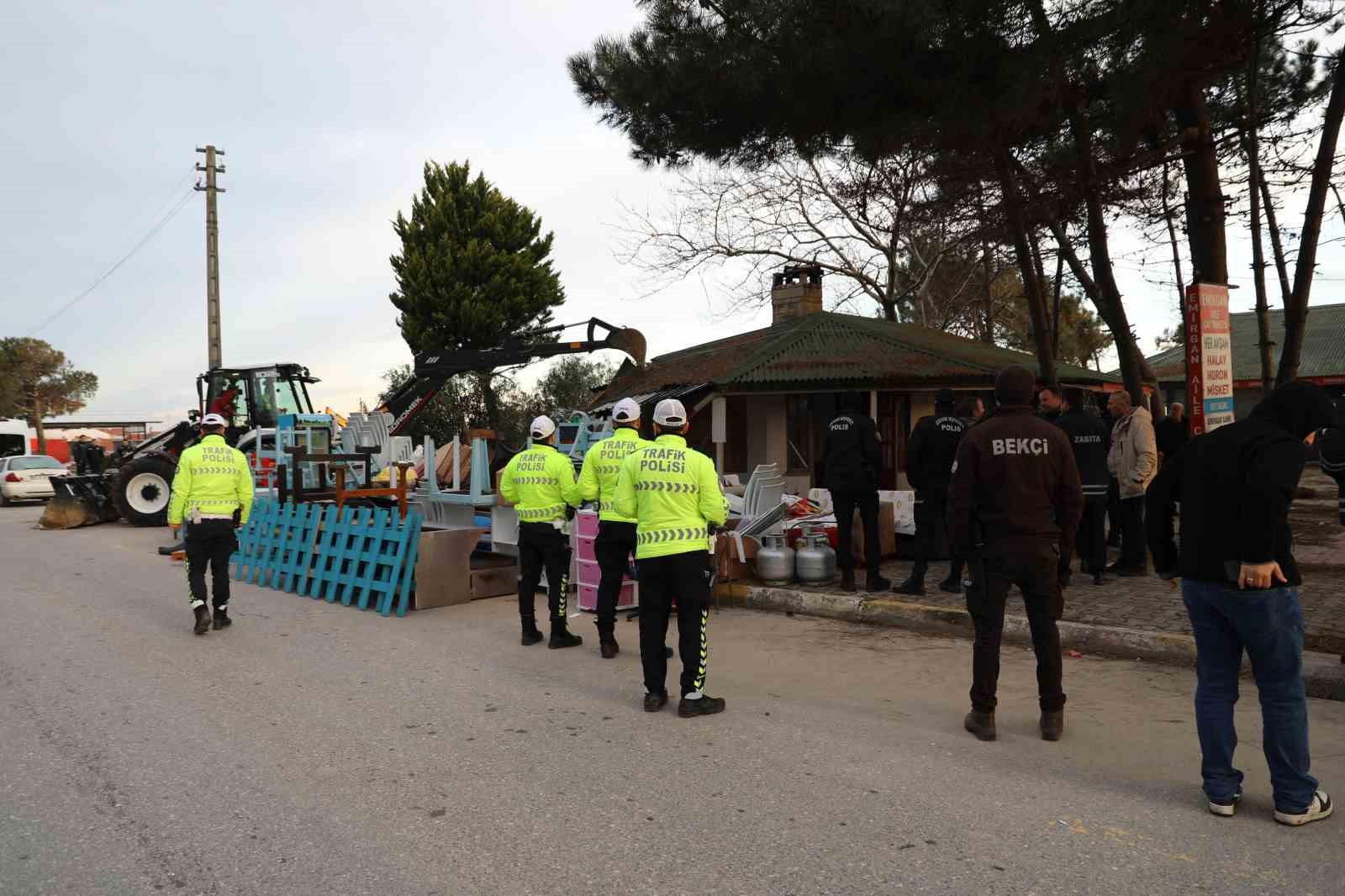 Karasu’da "riskli alan" ilan edilen bölgedeki binalar için kepçeler sahile indi

