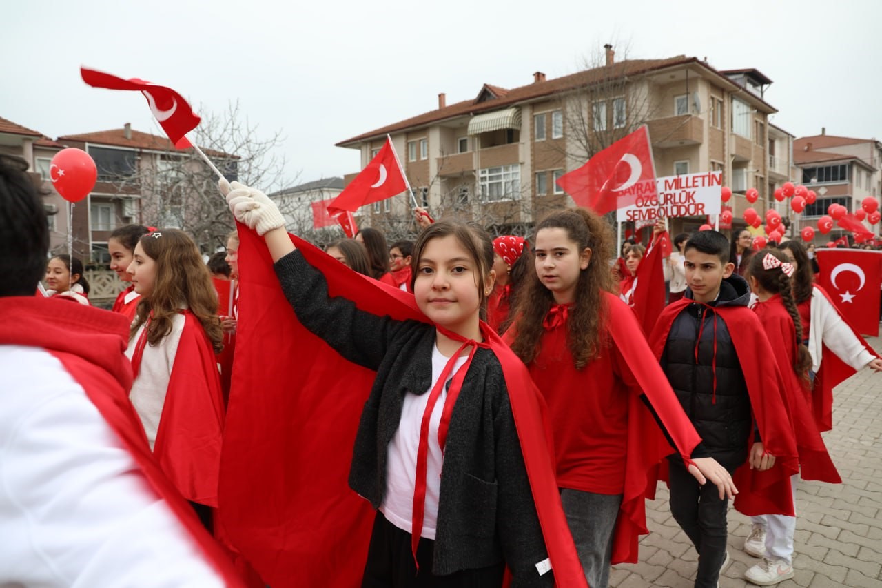 Karasu’da sokaklar kırmızı beyaza büründü

