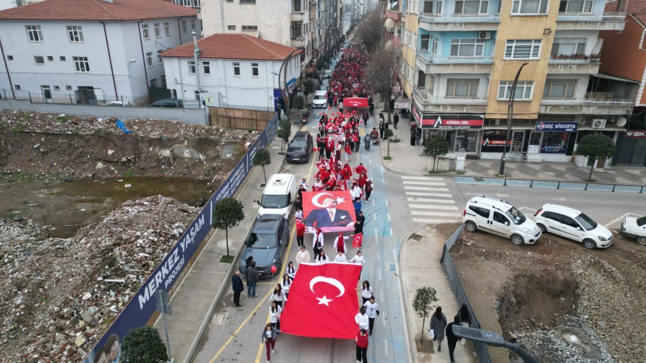 Karasu’da sokaklar kırmızı beyaza büründü
