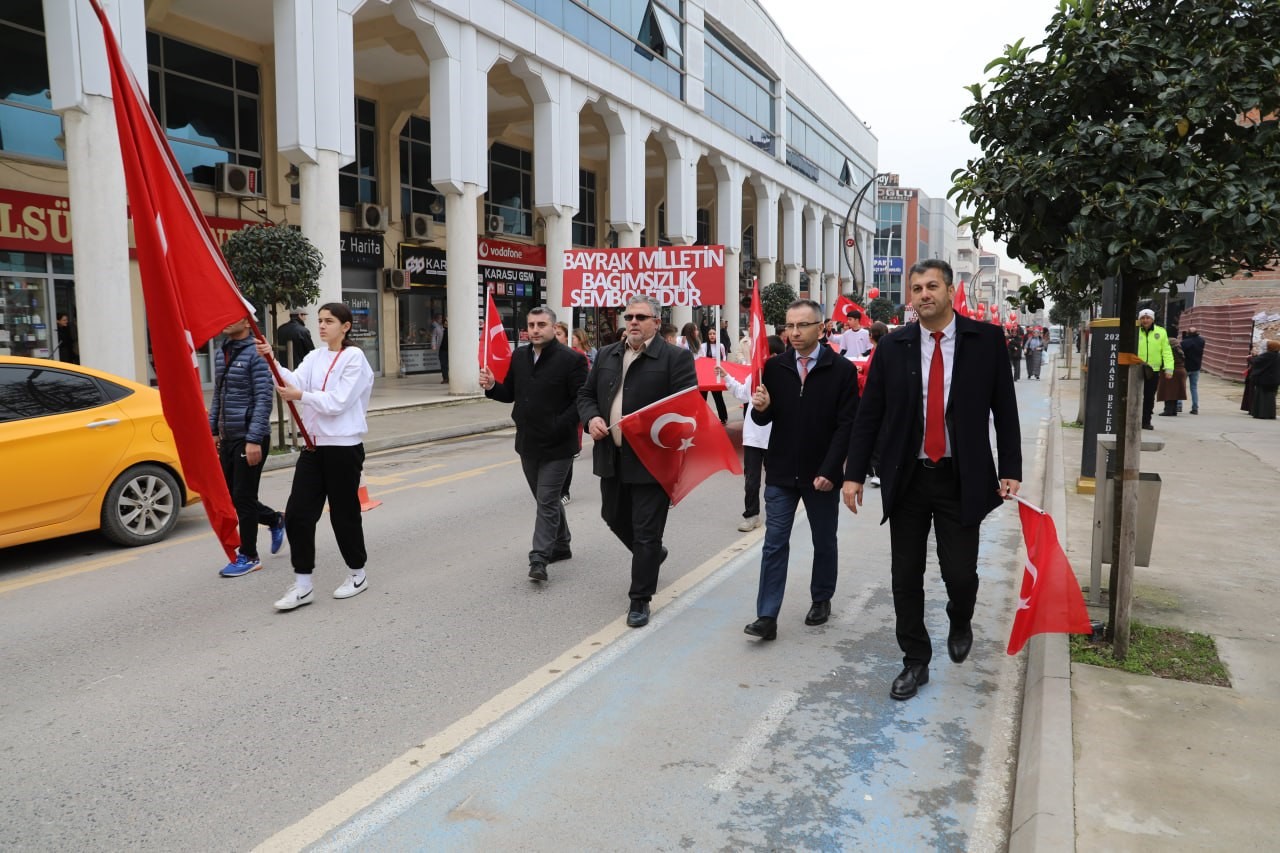 Karasu’da sokaklar kırmızı beyaza büründü
