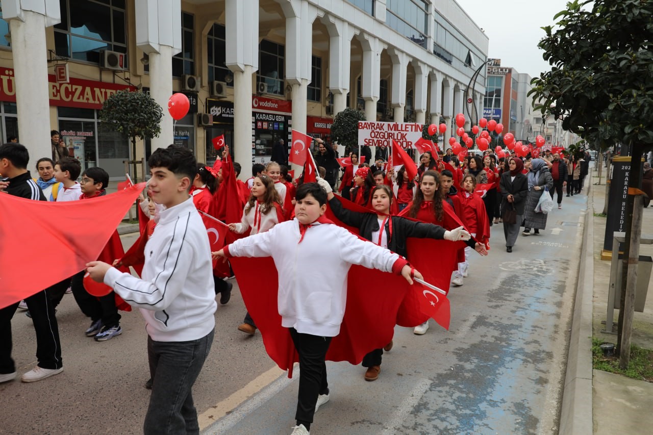 Karasu’da sokaklar kırmızı beyaza büründü
