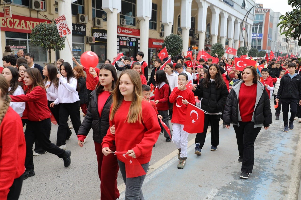 Karasu’da sokaklar kırmızı beyaza büründü
