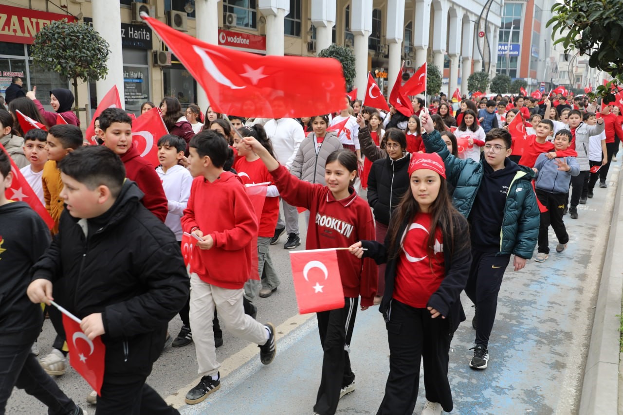 Karasu’da sokaklar kırmızı beyaza büründü
