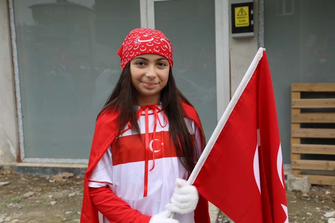 Karasu’da sokaklar kırmızı beyaza büründü
