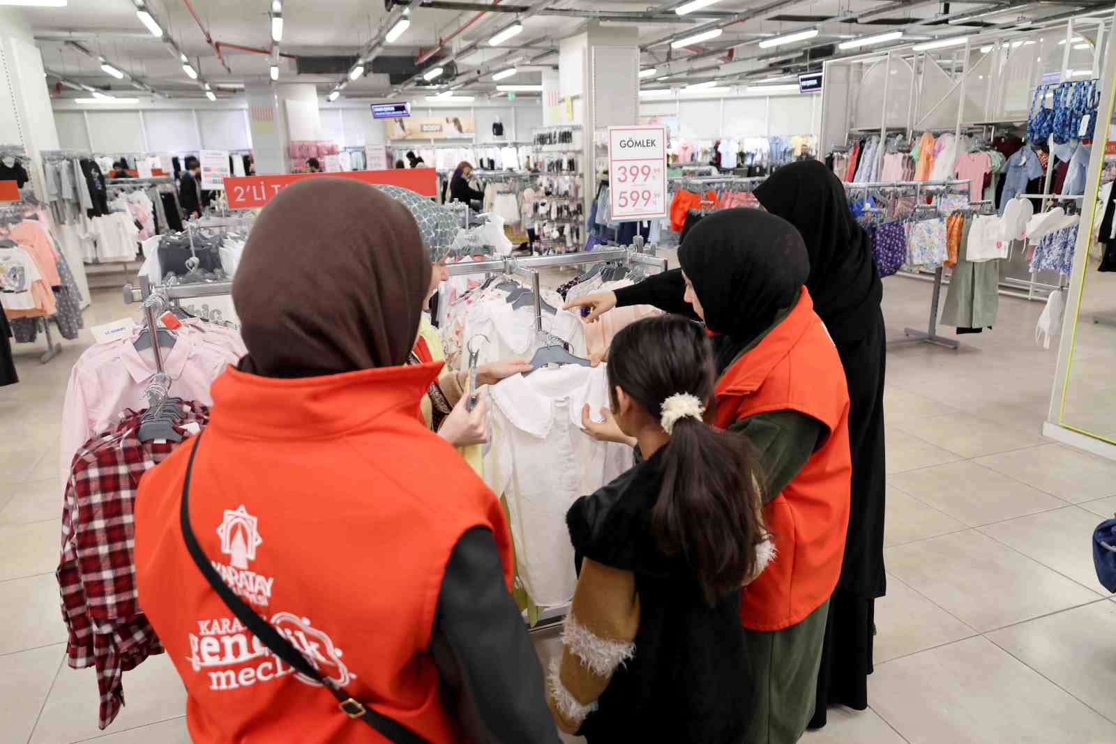 Karatay Gençlik Meclisi gönüllülerinden çocuklara bayram sürprizi
