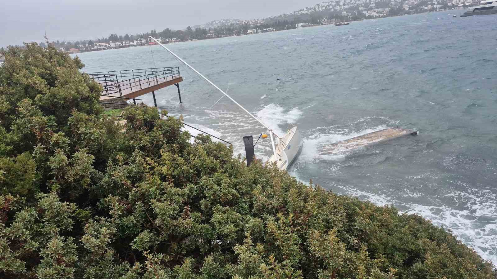 Karaya vuran ve batan teknelerde büyük hasar meydana geldi
