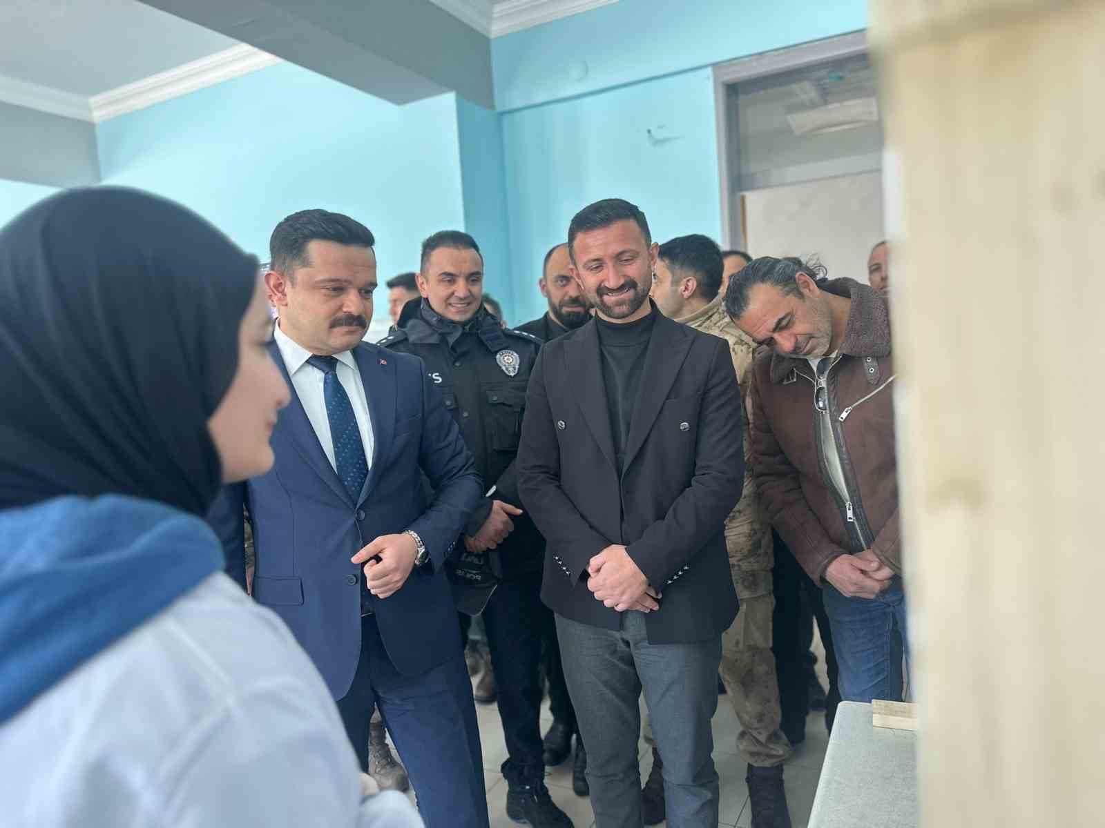 Karayazı Anadolu Lisesi’nde açılan bilim sergisi yoğun ilgi gördü
