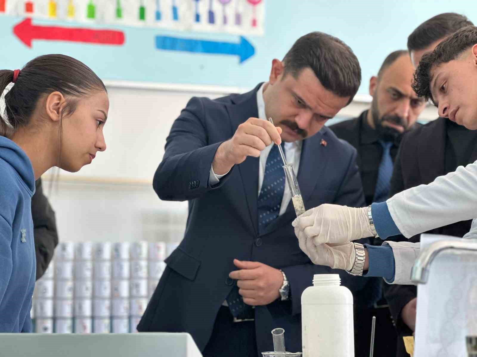 Karayazı Anadolu Lisesi’nde açılan bilim sergisi yoğun ilgi gördü
