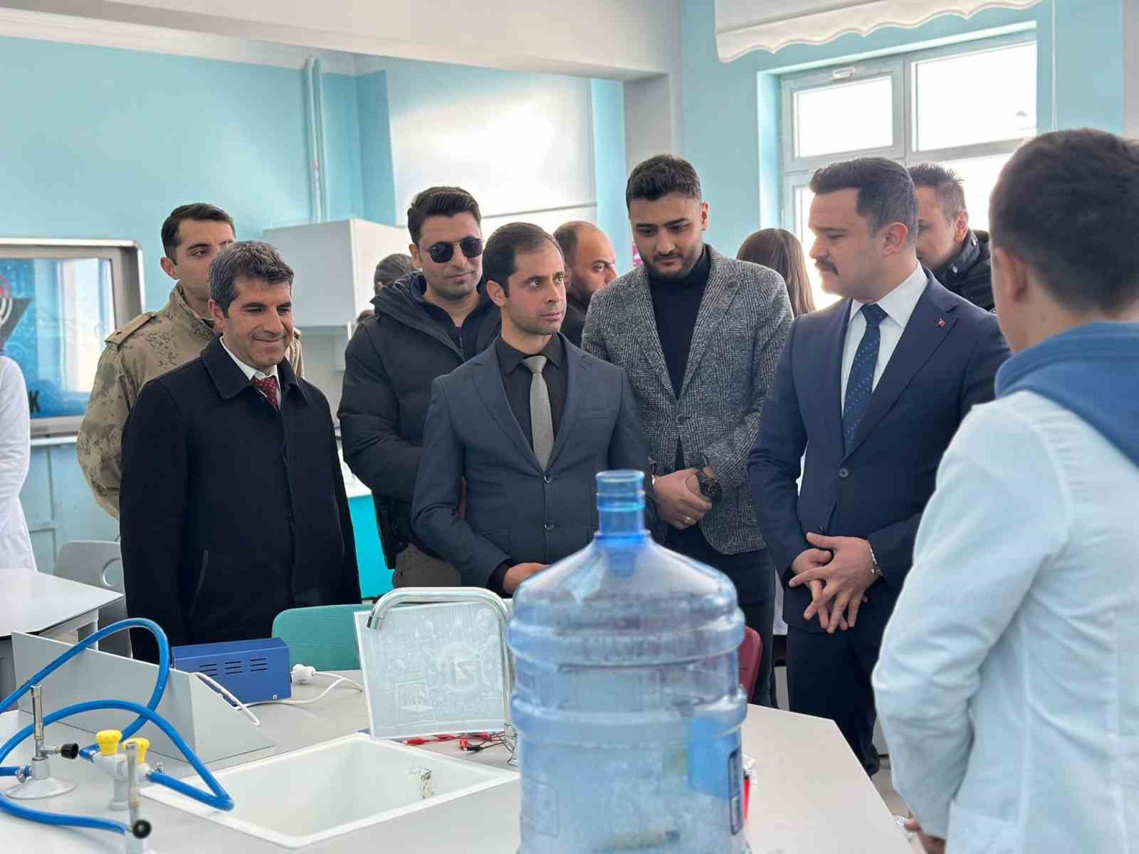 Karayazı Anadolu Lisesi’nde açılan bilim sergisi yoğun ilgi gördü
