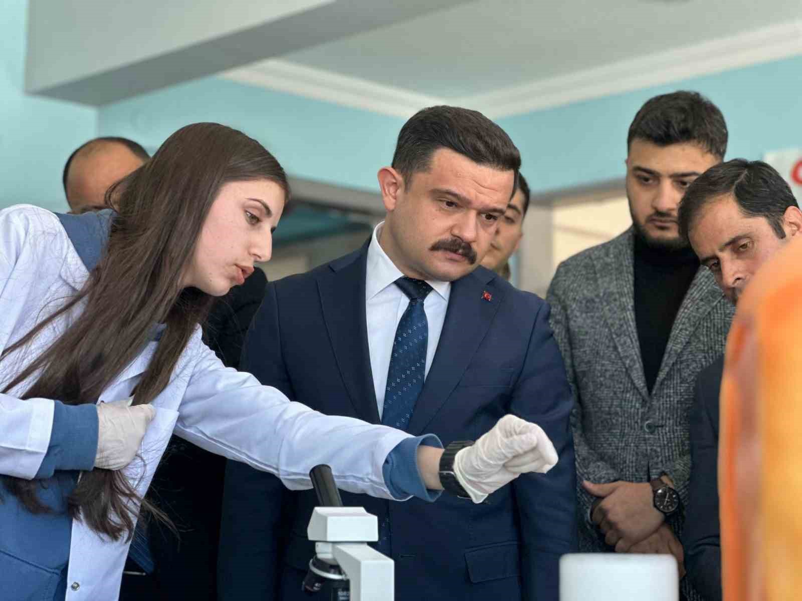 Karayazı Anadolu Lisesi’nde açılan bilim sergisi yoğun ilgi gördü
